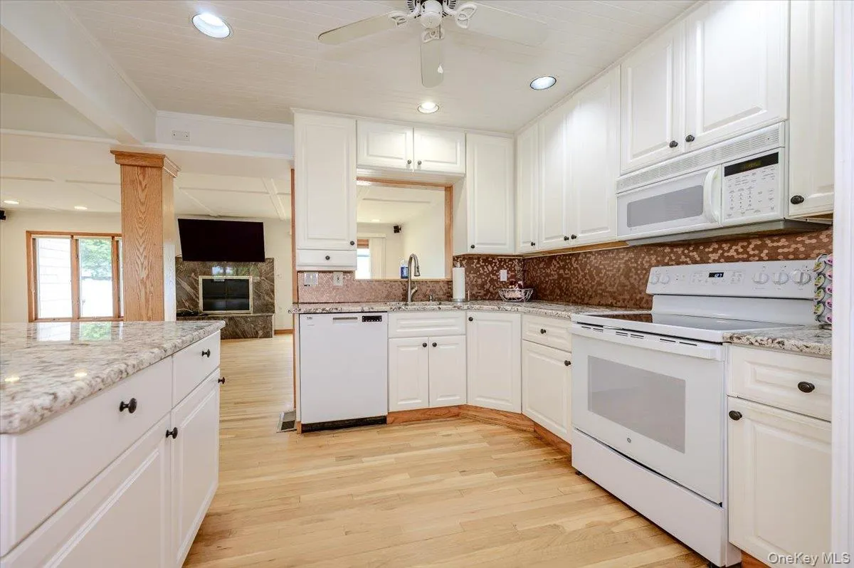 86 Edmore Lane, Islip, NY, 7 Bedrooms Bedrooms, 15 Rooms Rooms,4 BathroomsBathrooms,Residential,For Rent,Edmore,0,1011134 86 Edmore Lane, Islip, NY, 7 Bedrooms Bedrooms, 15 Rooms Rooms,4 BathroomsBathrooms,Residential,For Rent,Edmore,0,1011134