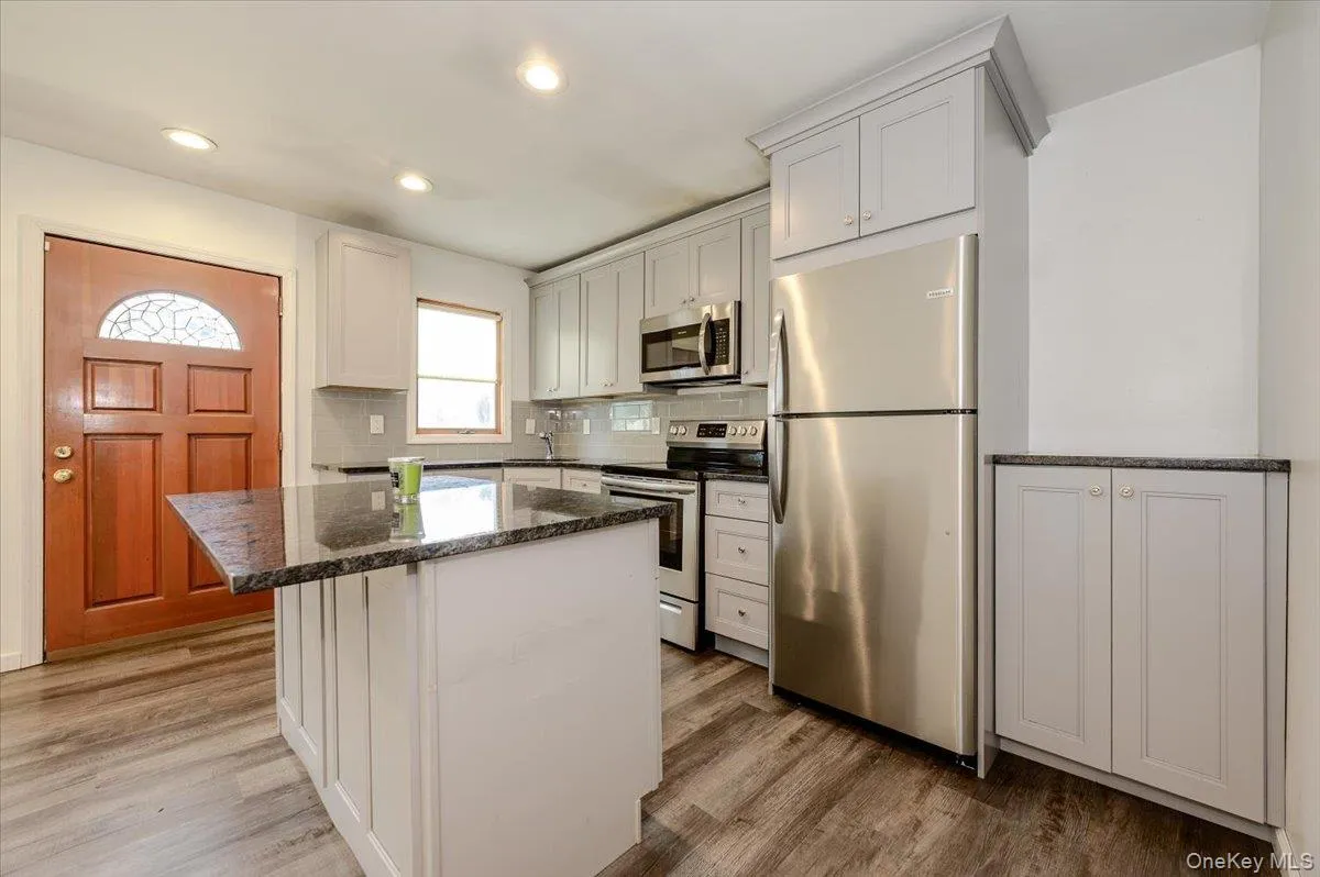 86 Edmore Lane, Islip, NY, 7 Bedrooms Bedrooms, 15 Rooms Rooms,4 BathroomsBathrooms,Residential,For Rent,Edmore,0,1011134 86 Edmore Lane, Islip, NY, 7 Bedrooms Bedrooms, 15 Rooms Rooms,4 BathroomsBathrooms,Residential,For Rent,Edmore,0,1011134