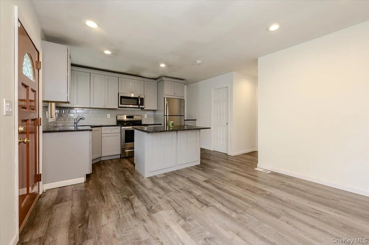 86 Edmore Lane, Islip, NY, 7 Bedrooms Bedrooms, 15 Rooms Rooms,4 BathroomsBathrooms,Residential,For Rent,Edmore,0,1011134 86 Edmore Lane, Islip, NY, 7 Bedrooms Bedrooms, 15 Rooms Rooms,4 BathroomsBathrooms,Residential,For Rent,Edmore,0,1011134