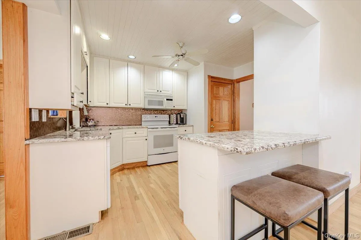 86 Edmore Lane, Islip, NY, 7 Bedrooms Bedrooms, 15 Rooms Rooms,4 BathroomsBathrooms,Residential,For Rent,Edmore,0,1011134 86 Edmore Lane, Islip, NY, 7 Bedrooms Bedrooms, 15 Rooms Rooms,4 BathroomsBathrooms,Residential,For Rent,Edmore,0,1011134