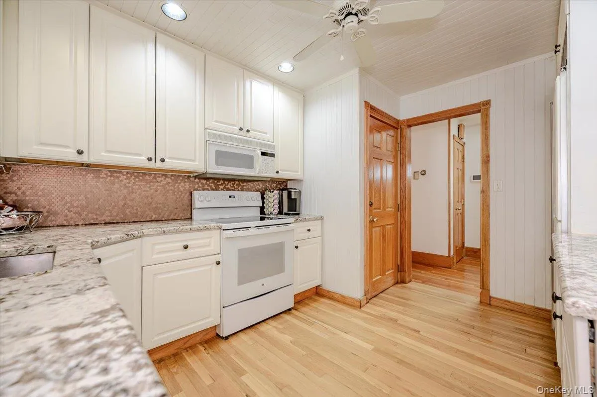 86 Edmore Lane, Islip, NY, 7 Bedrooms Bedrooms, 15 Rooms Rooms,4 BathroomsBathrooms,Residential,For Rent,Edmore,0,1011134 86 Edmore Lane, Islip, NY, 7 Bedrooms Bedrooms, 15 Rooms Rooms,4 BathroomsBathrooms,Residential,For Rent,Edmore,0,1011134