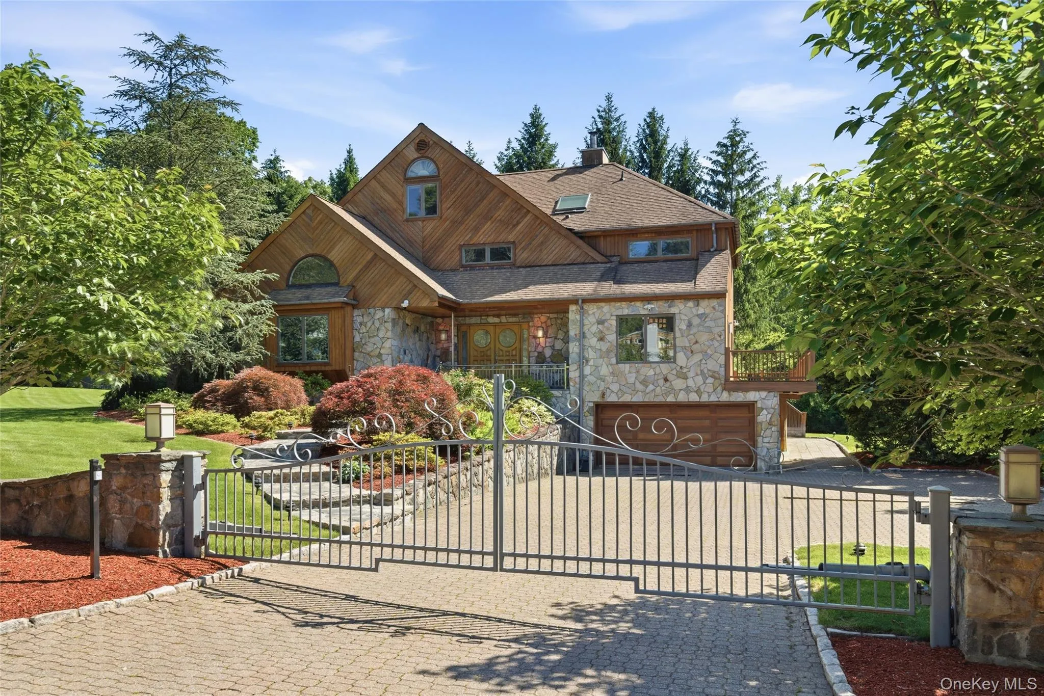 Gated Entrance: Private gated entry offers added exclusivity, security, and a distinguished arrival experience. Gated Entrance: Private gated entry offers added exclusivity, security, and a distinguished arrival experience.