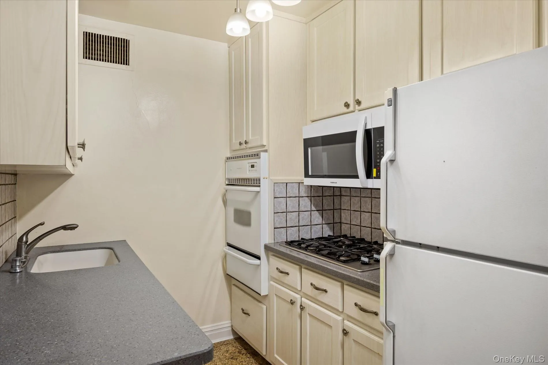 102-10 66th Road, New York, NY, 1 Bedroom Bedrooms, 3 Rooms Rooms,1 BathroomBathrooms,Residential,For Rent,66th,0,1011223 102-10 66th Road, New York, NY, 1 Bedroom Bedrooms, 3 Rooms Rooms,1 BathroomBathrooms,Residential,For Rent,66th,0,1011223