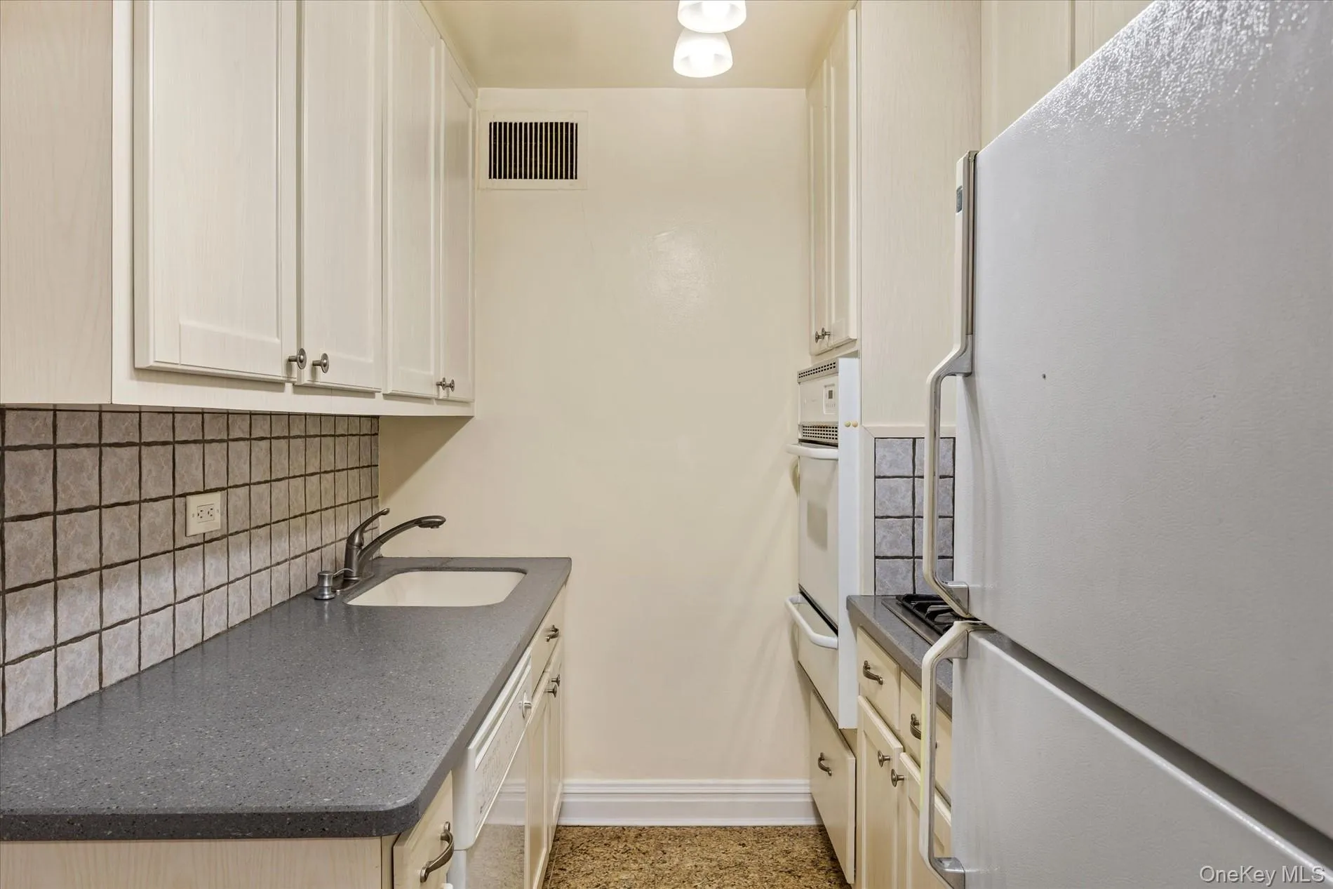 102-10 66th Road, New York, NY, 1 Bedroom Bedrooms, 3 Rooms Rooms,1 BathroomBathrooms,Residential,For Rent,66th,0,1011223 102-10 66th Road, New York, NY, 1 Bedroom Bedrooms, 3 Rooms Rooms,1 BathroomBathrooms,Residential,For Rent,66th,0,1011223