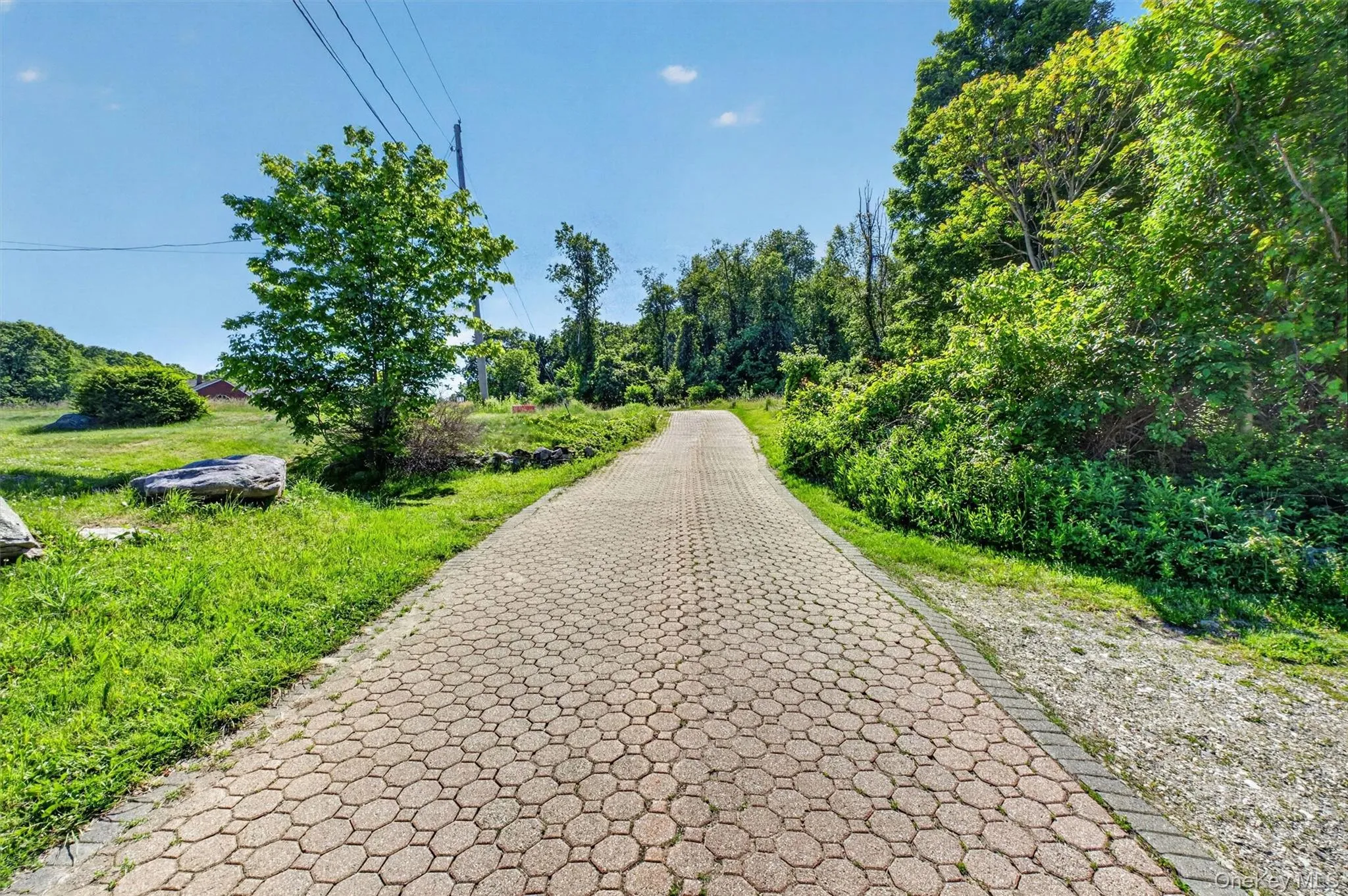 A long driveway leading to 35 Bowen Court ensures exceptional privacy and seclusion. A long driveway leading to 35 Bowen Court ensures exceptional privacy and seclusion.