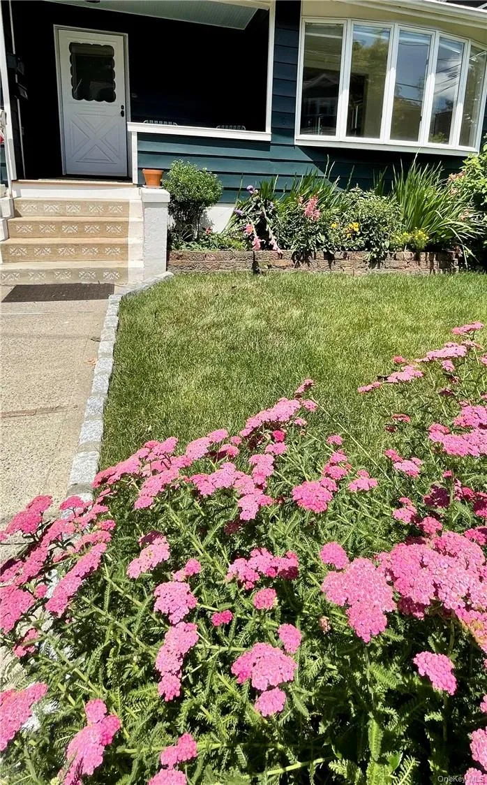 Featuring the garden with a view to the porch Featuring the garden with a view to the porch
