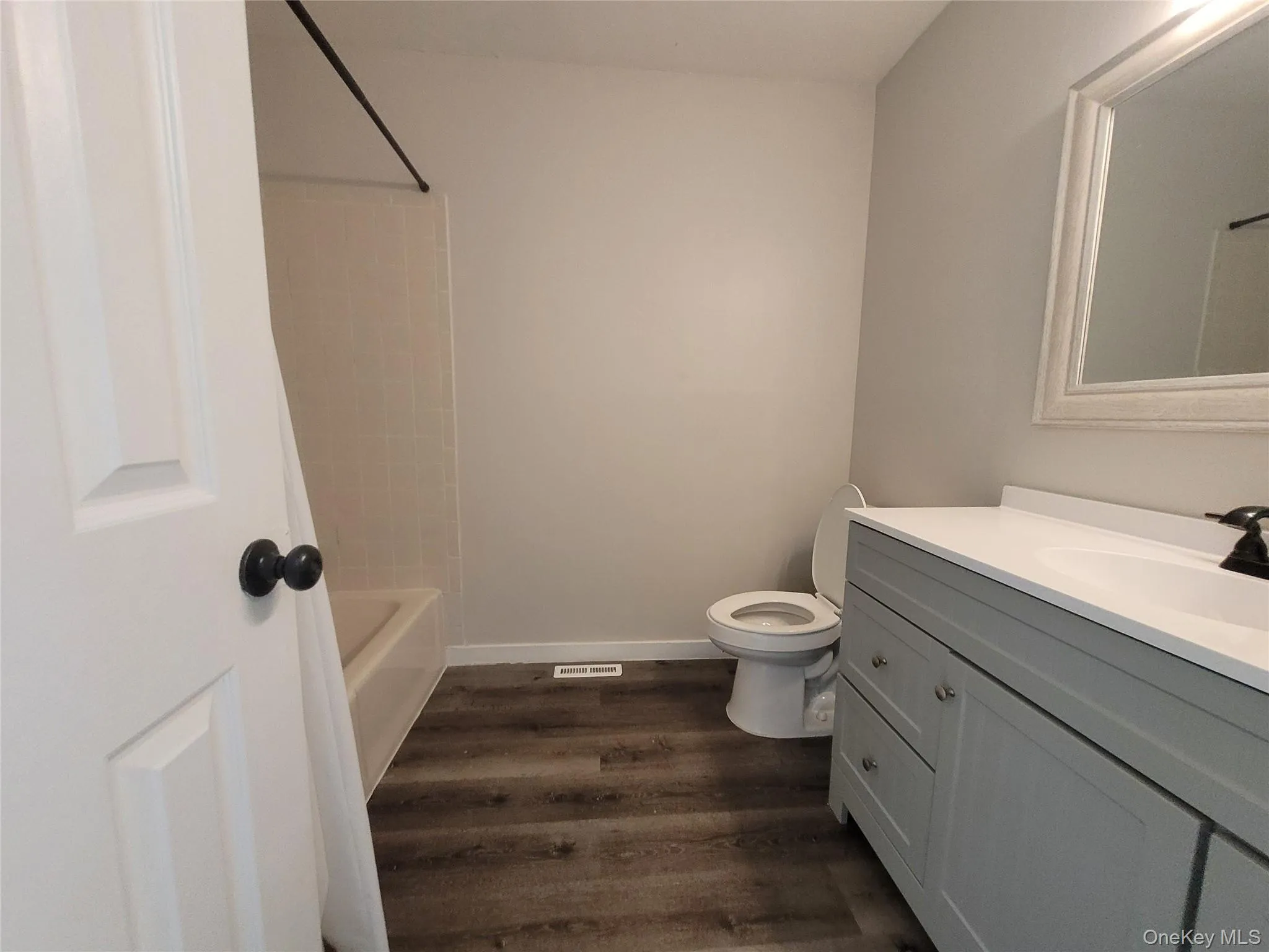 Main Bathroom Main Bathroom