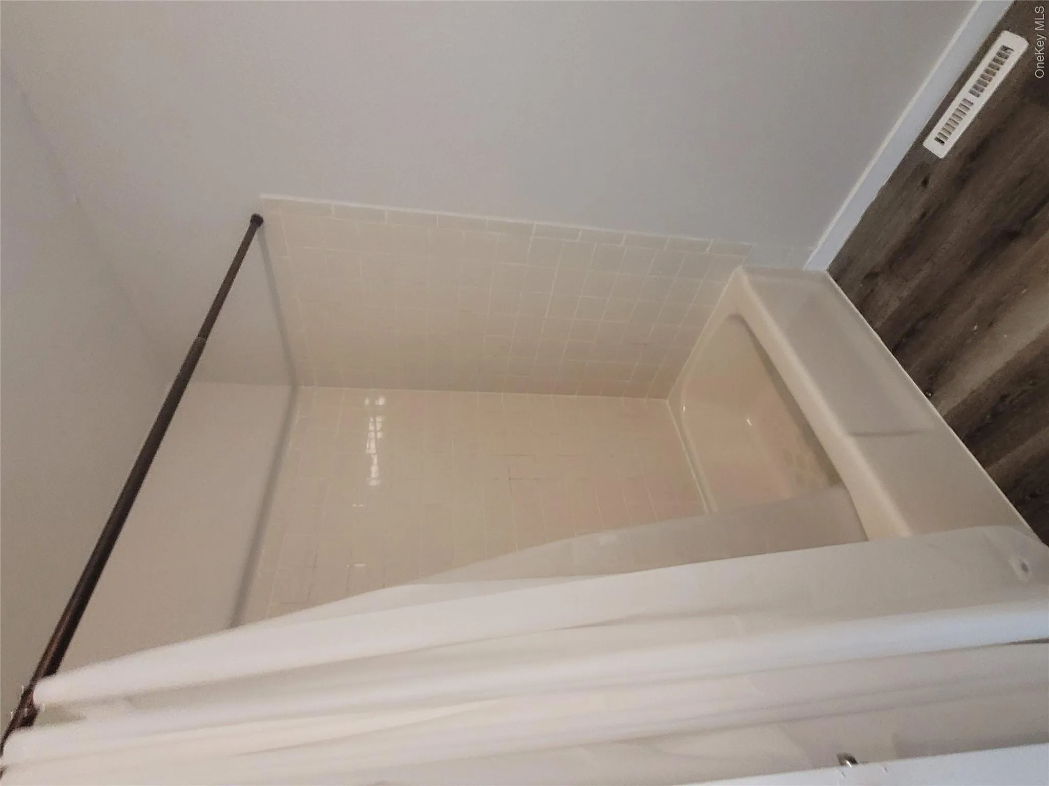 Main Bathroom Main Bathroom