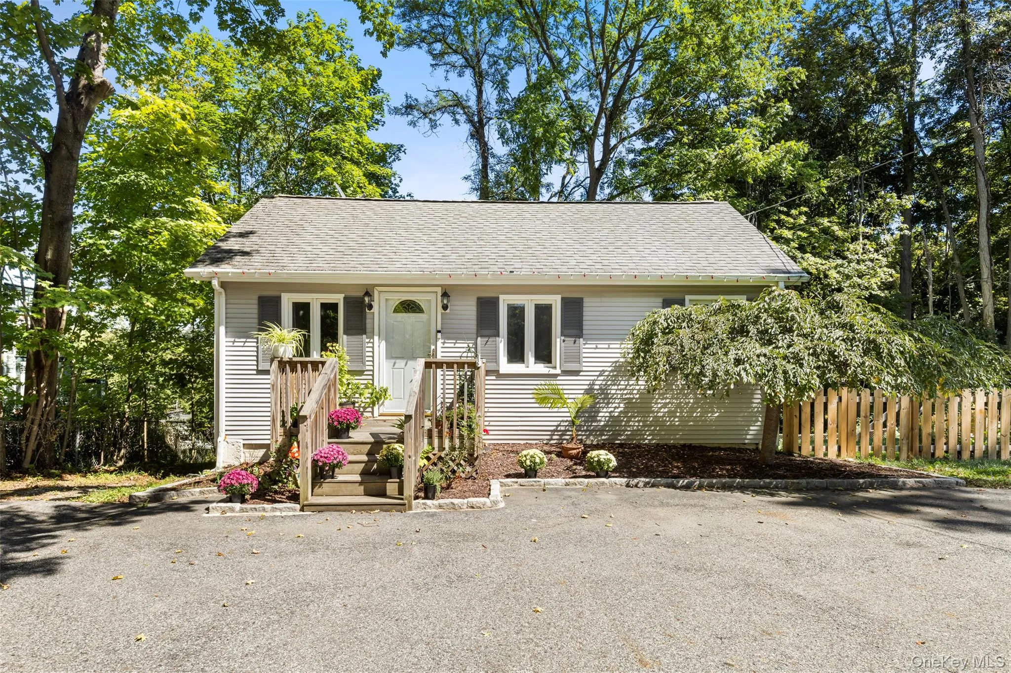 Front of home, lots of curb appeal and large driveway Front of home, lots of curb appeal and large driveway