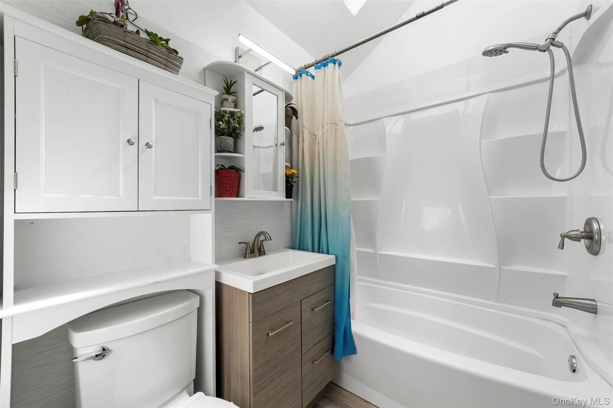 Full updated bathroom Full updated bathroom