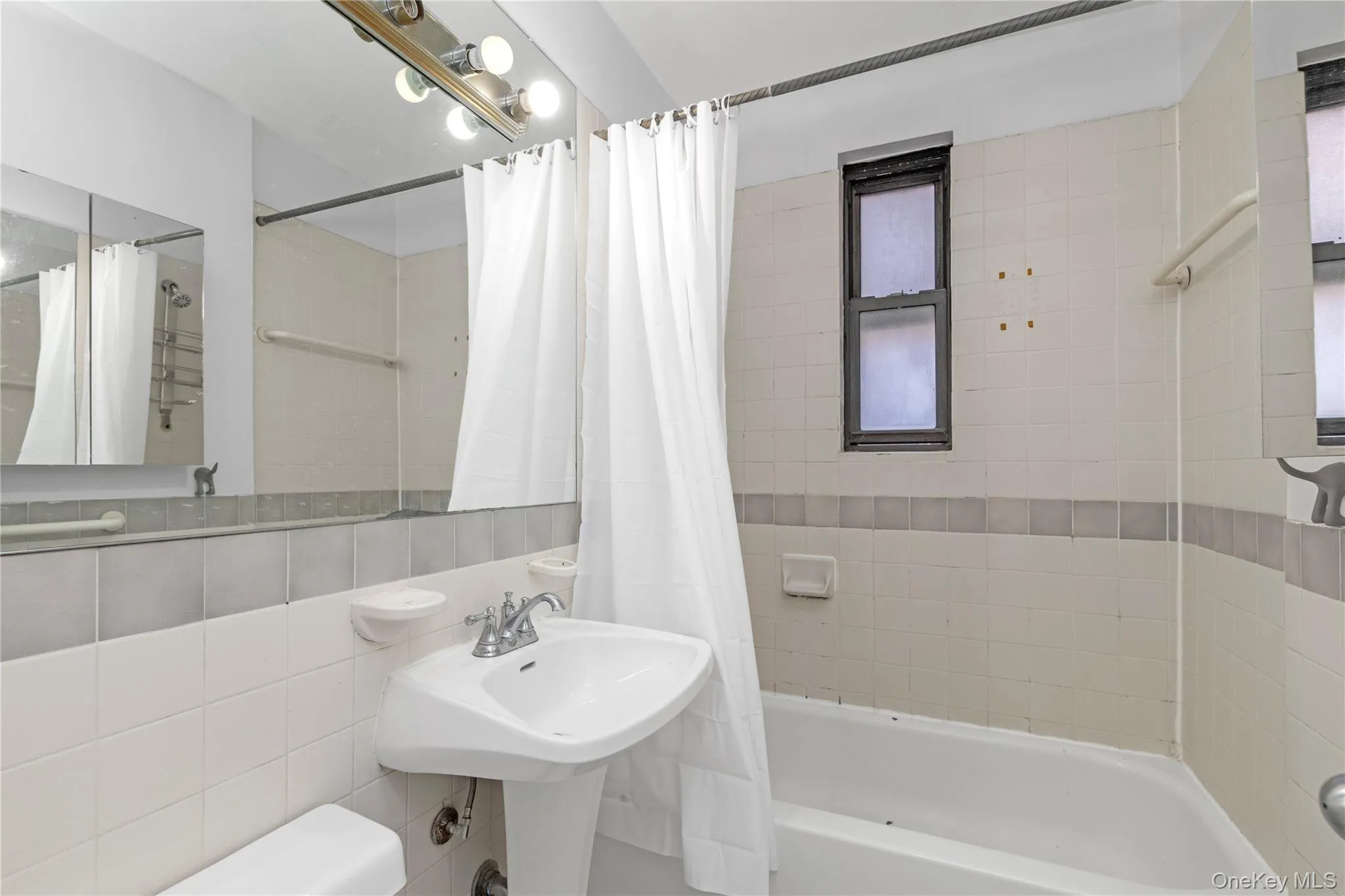 150-11 72nd Road, New York, NY, 3 Rooms Rooms,1 BathroomBathrooms,Residential,For Rent,72nd,0,1011271 150-11 72nd Road, New York, NY, 3 Rooms Rooms,1 BathroomBathrooms,Residential,For Rent,72nd,0,1011271