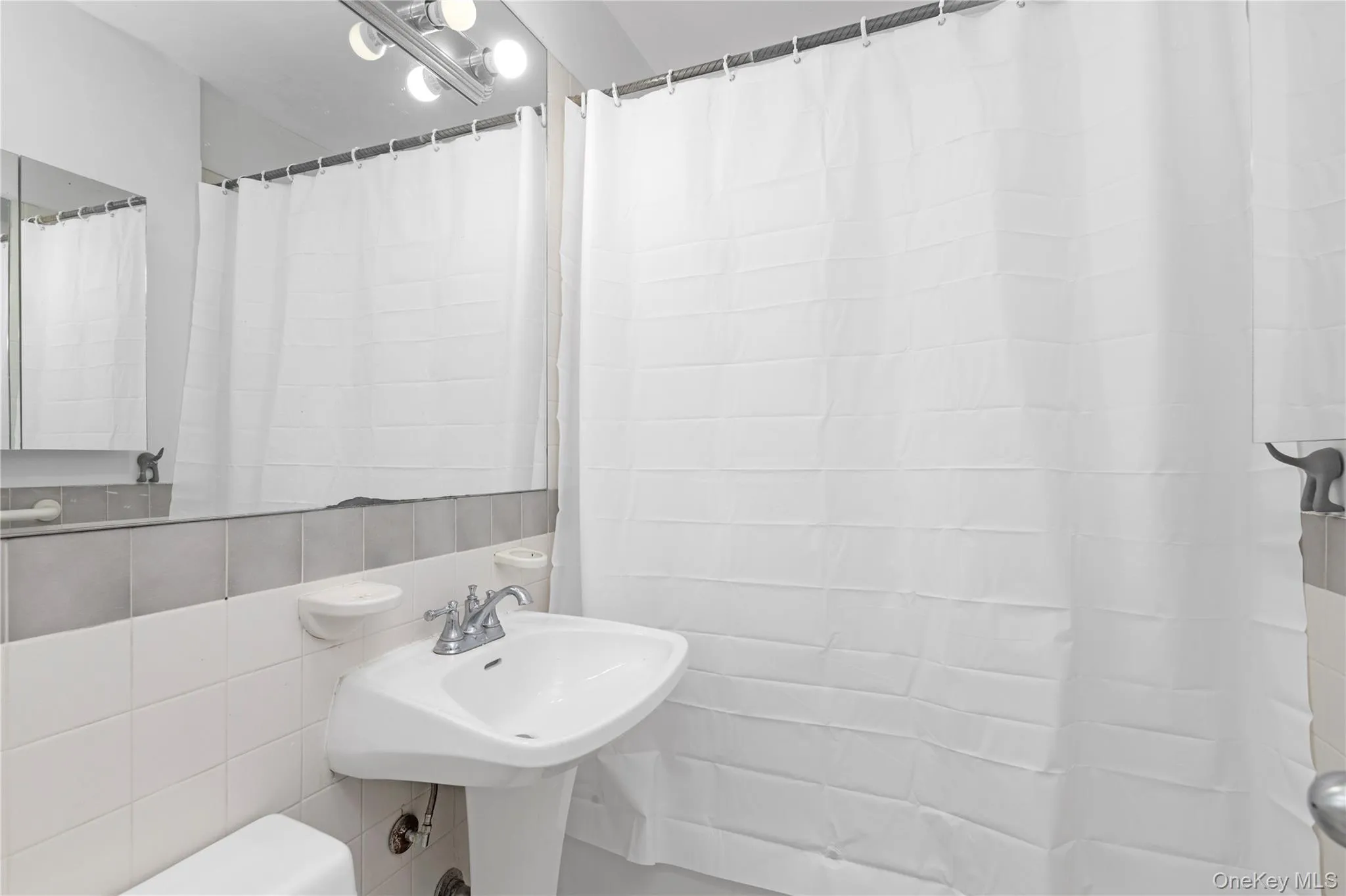 150-11 72nd Road, New York, NY, 3 Rooms Rooms,1 BathroomBathrooms,Residential,For Rent,72nd,0,1011271 150-11 72nd Road, New York, NY, 3 Rooms Rooms,1 BathroomBathrooms,Residential,For Rent,72nd,0,1011271