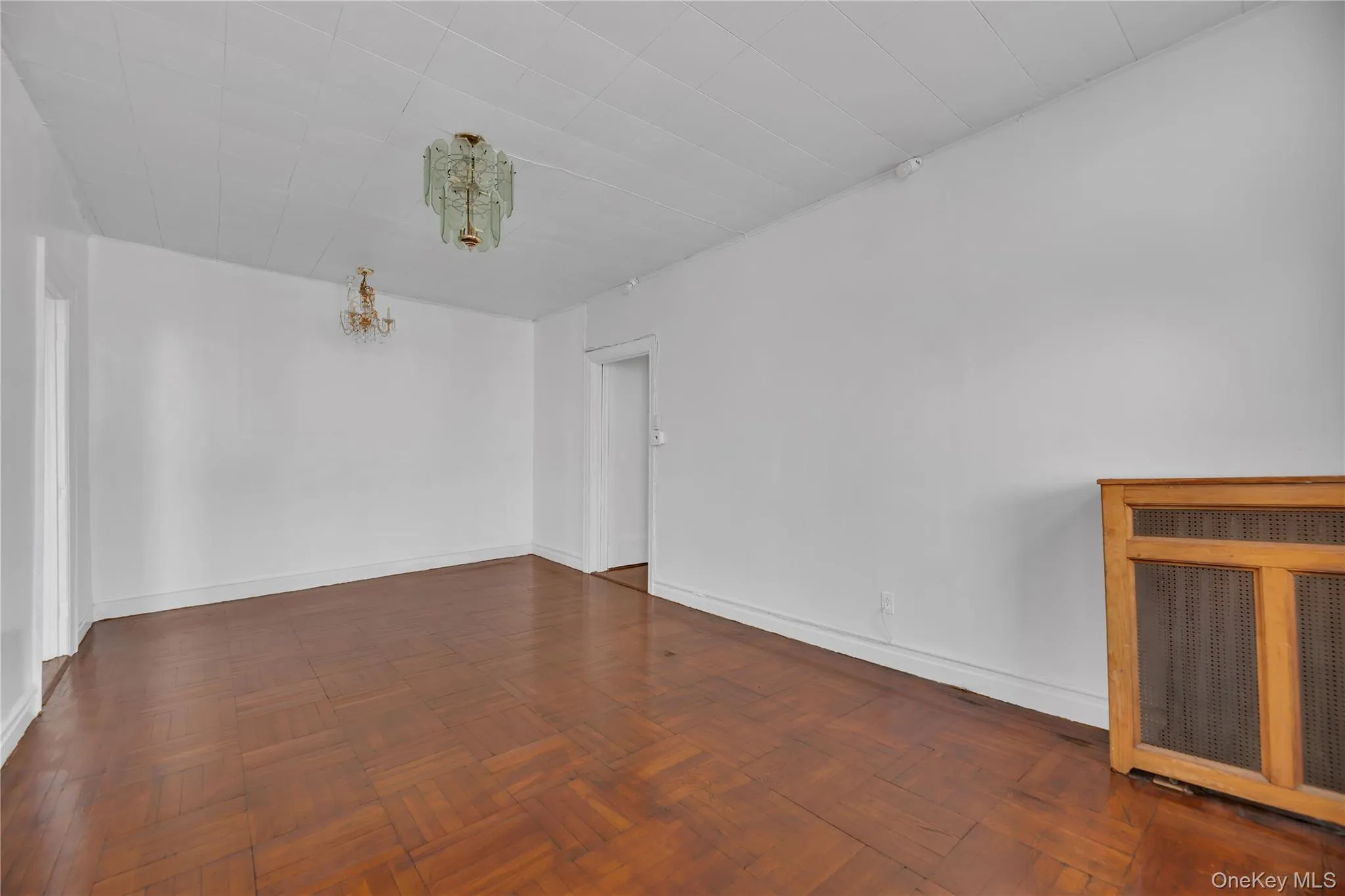 Empty room featuring a chandelier and baseboards Empty room featuring a chandelier and baseboards