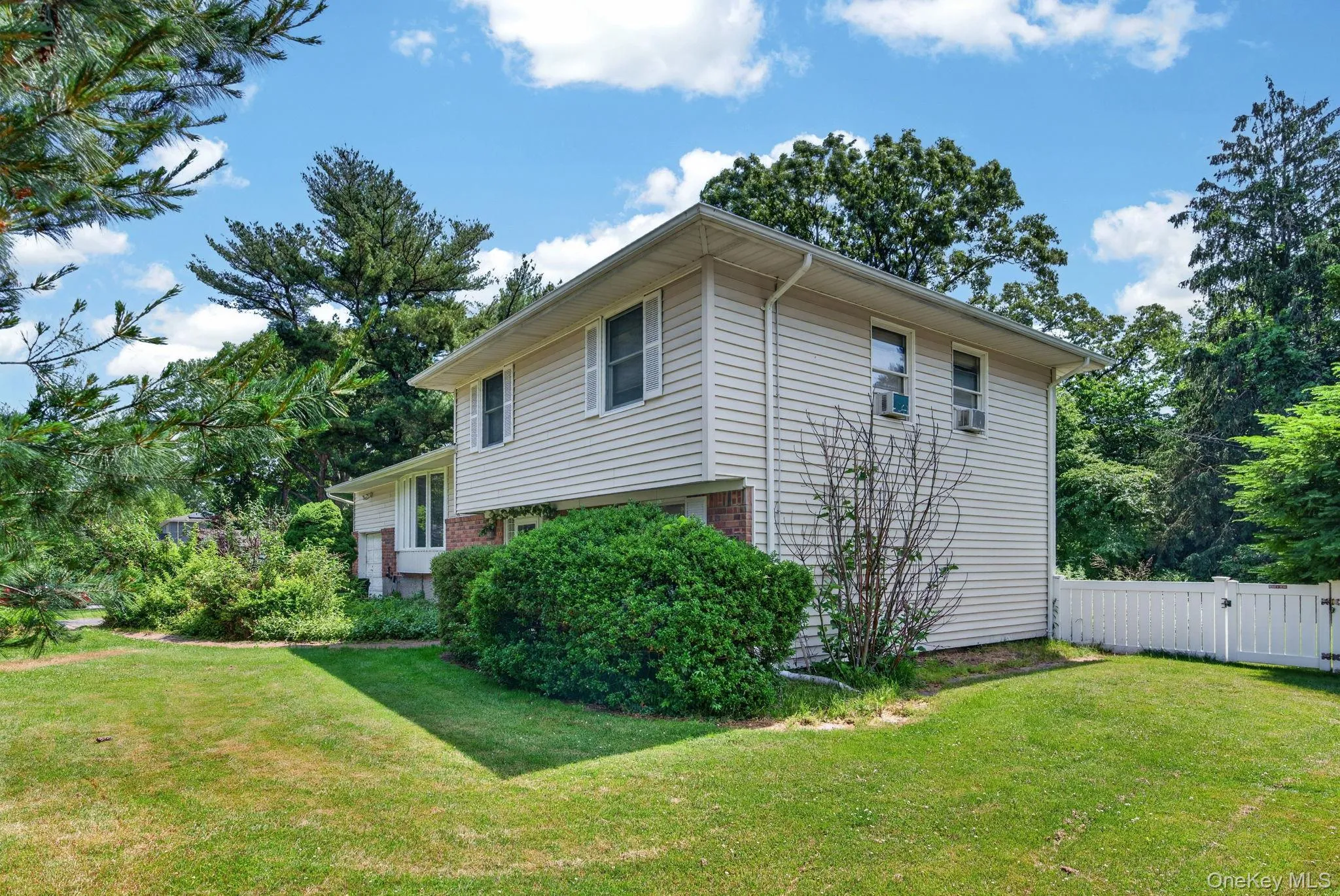 14 Mark Drive, Smithtown, NY, 4 Bedrooms Bedrooms, 8 Rooms Rooms,2 BathroomsBathrooms,Residential,For Rent,Mark,0,1011307 14 Mark Drive, Smithtown, NY, 4 Bedrooms Bedrooms, 8 Rooms Rooms,2 BathroomsBathrooms,Residential,For Rent,Mark,0,1011307