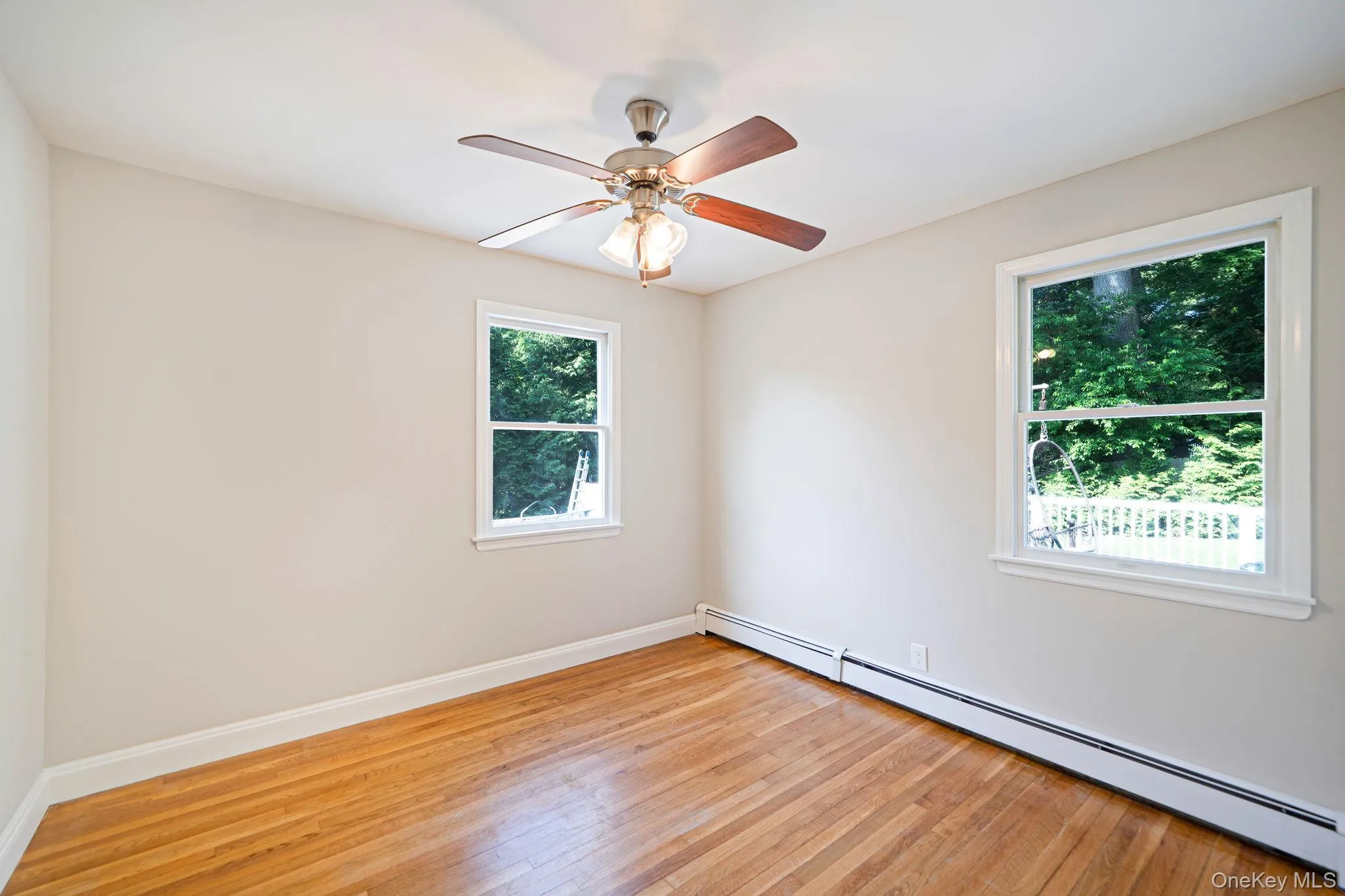 Wiood floors, single closet Wiood floors, single closet