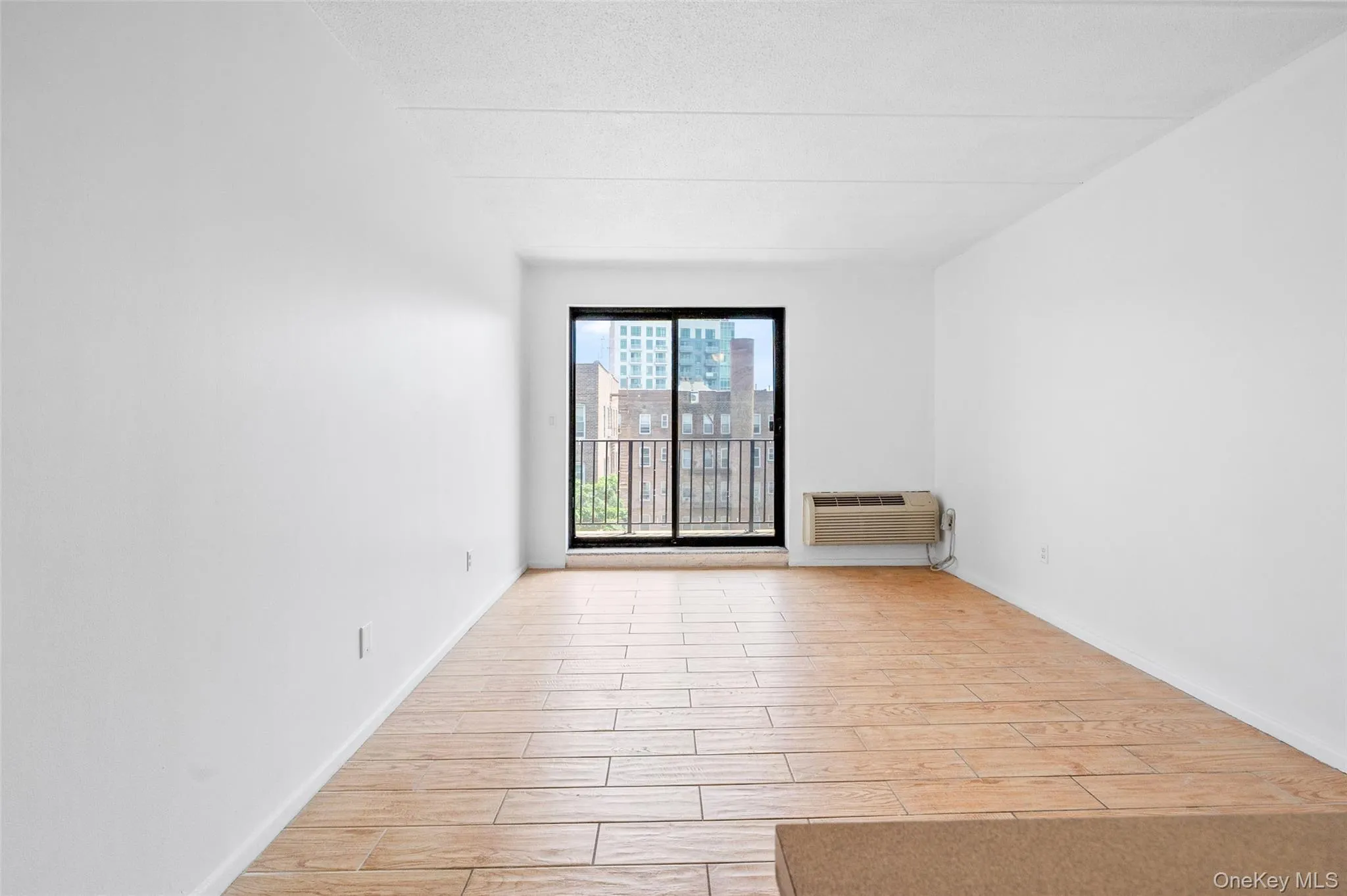 Lovely studio with South exposure. Lovely studio with South exposure.