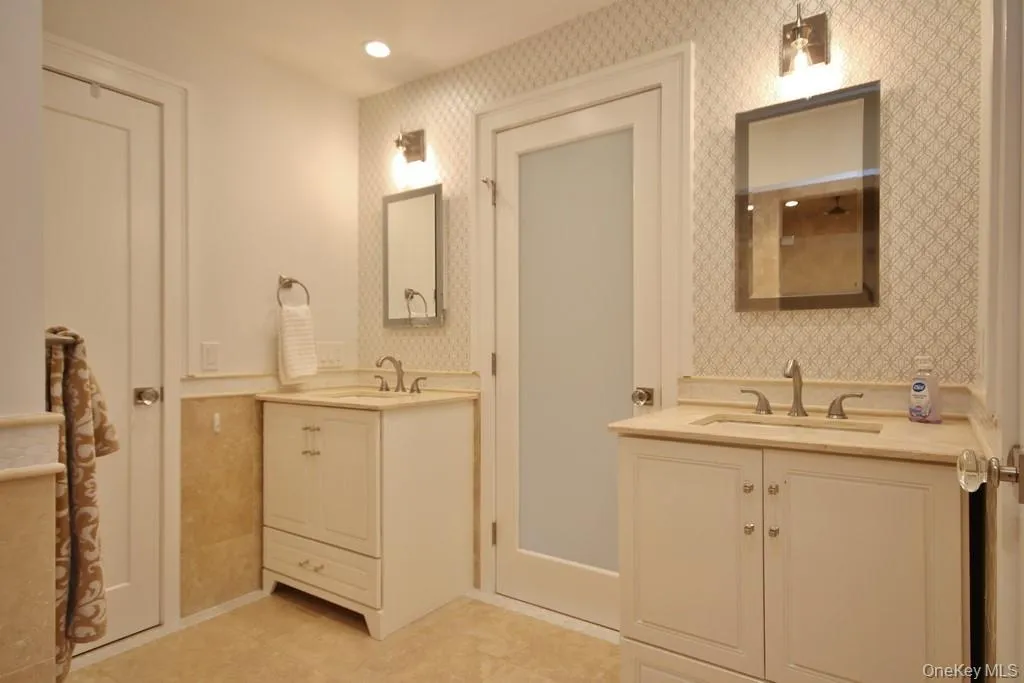 His & her sinks and closets His & her sinks and closets