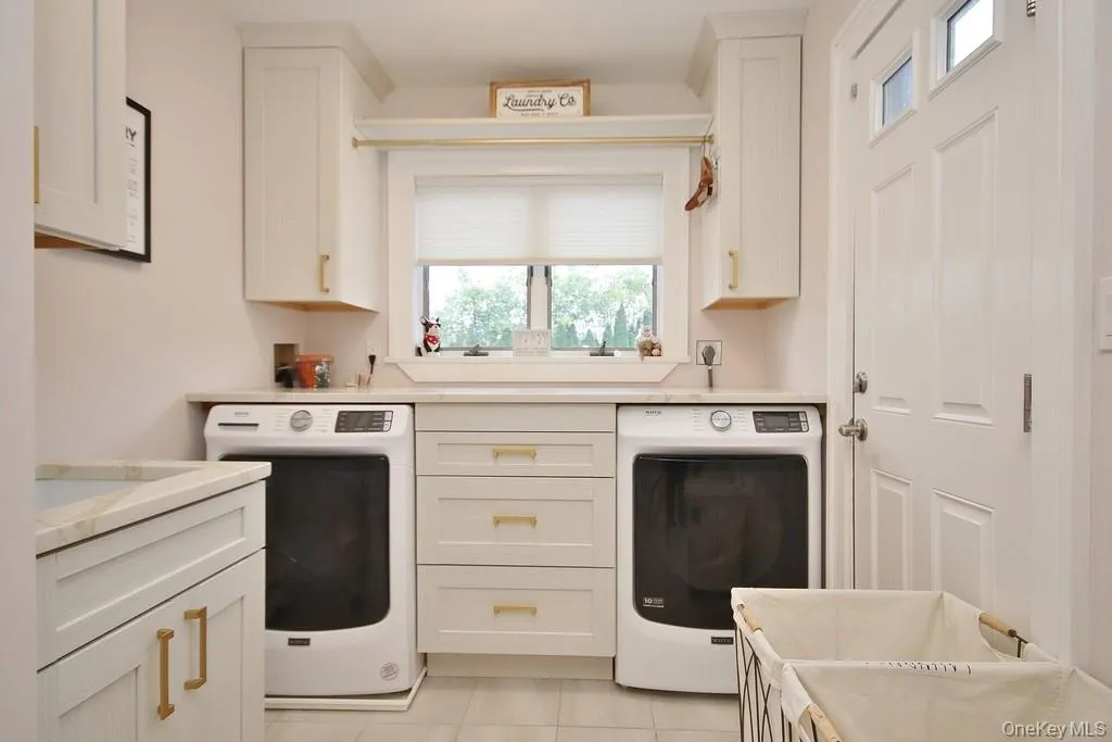With Sink, Door leads to side deck With Sink, Door leads to side deck