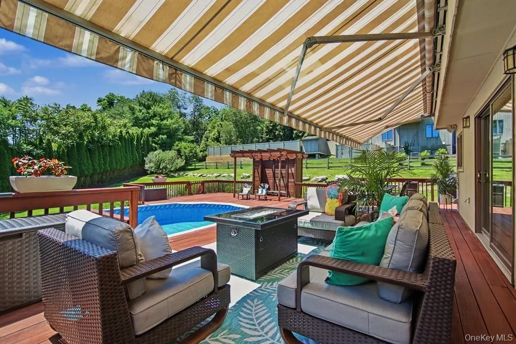 Unser Motorized Awning, Living Area Unser Motorized Awning, Living Area