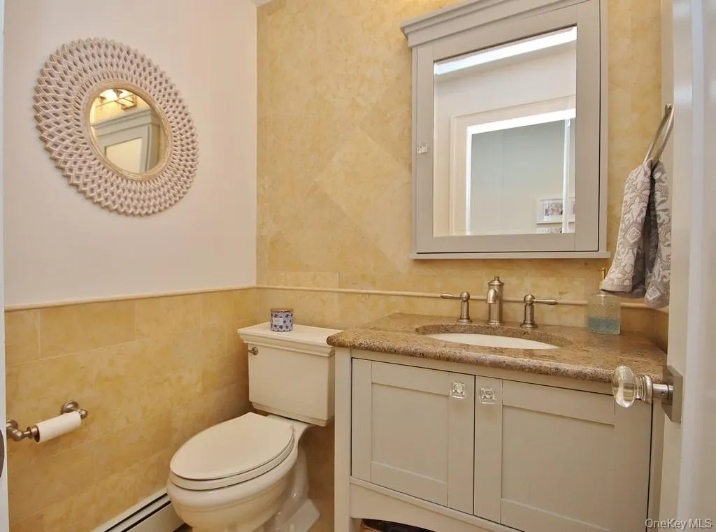 1/2 Bath Main Floor 1/2 Bath Main Floor
