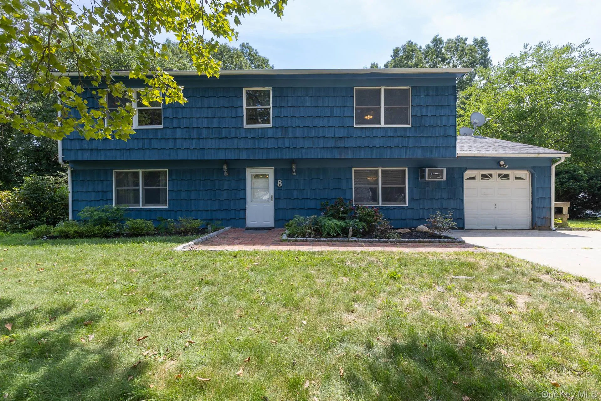 Large 4 bedroom colonial in South Setauket Park. Walking trails close by. Large 4 bedroom colonial in South Setauket Park. Walking trails close by.