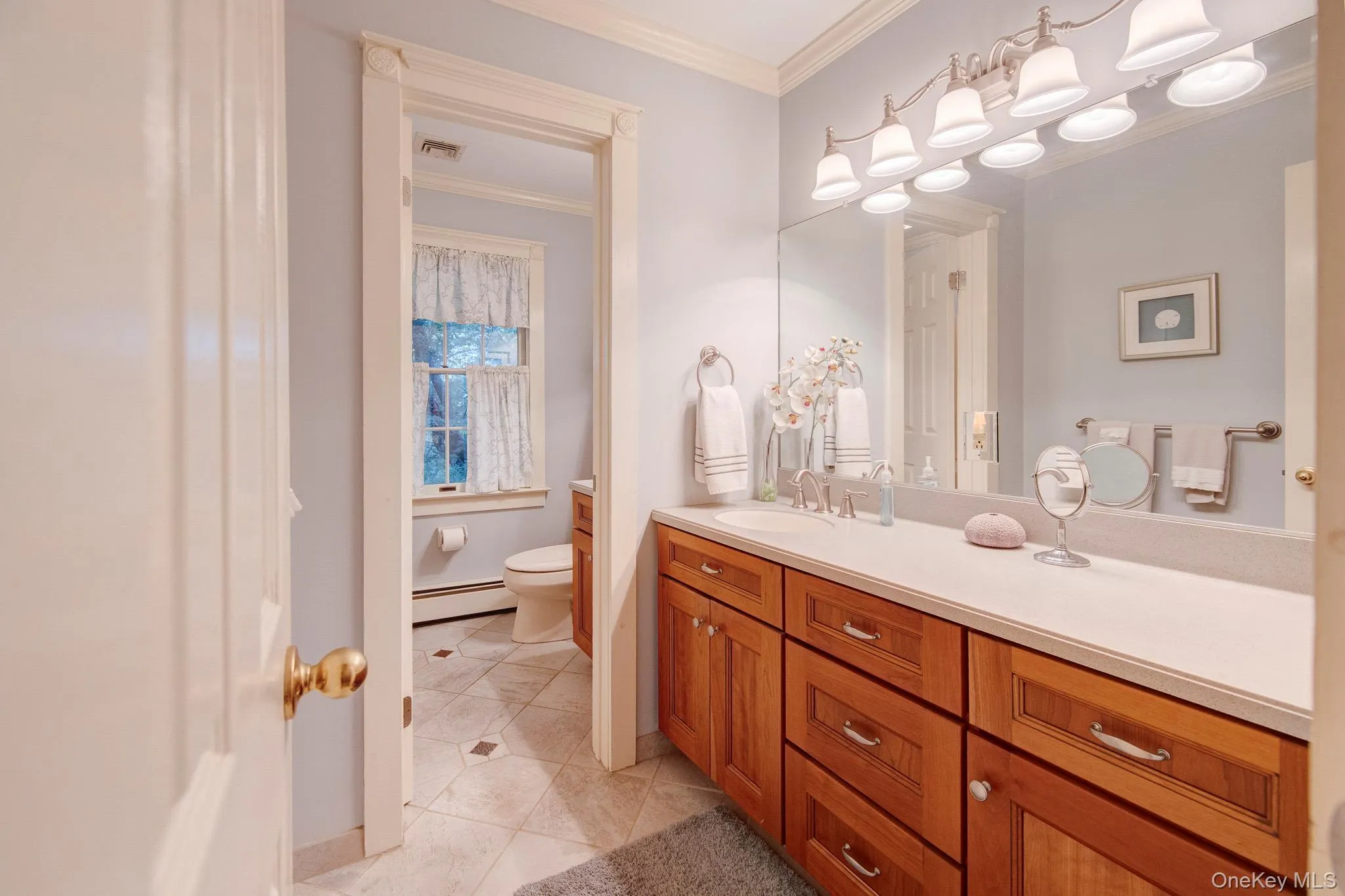 Main BAthroom Main BAthroom