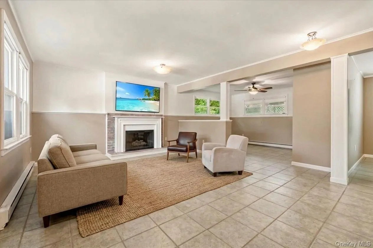Spacious and bright -virtually staged Family Room. Spacious and bright -virtually staged Family Room.