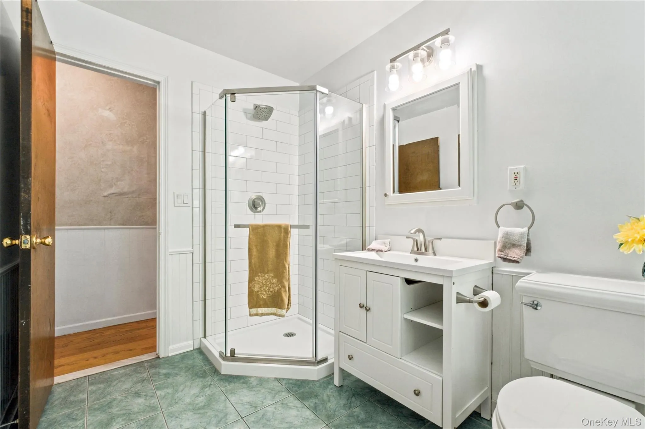 Upscale lighting and large vanity Upscale lighting and large vanity