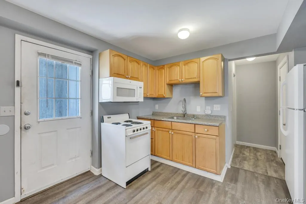 14 Cherry Road, Brookhaven, NY, 3 Bedrooms Bedrooms, 7 Rooms Rooms,2 BathroomsBathrooms,Residential,For Rent,Cherry,0,1011433 14 Cherry Road, Brookhaven, NY, 3 Bedrooms Bedrooms, 7 Rooms Rooms,2 BathroomsBathrooms,Residential,For Rent,Cherry,0,1011433