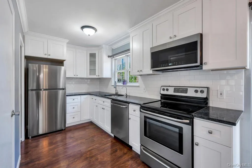 14 Cherry Road, Brookhaven, NY, 3 Bedrooms Bedrooms, 7 Rooms Rooms,2 BathroomsBathrooms,Residential,For Rent,Cherry,0,1011433 14 Cherry Road, Brookhaven, NY, 3 Bedrooms Bedrooms, 7 Rooms Rooms,2 BathroomsBathrooms,Residential,For Rent,Cherry,0,1011433