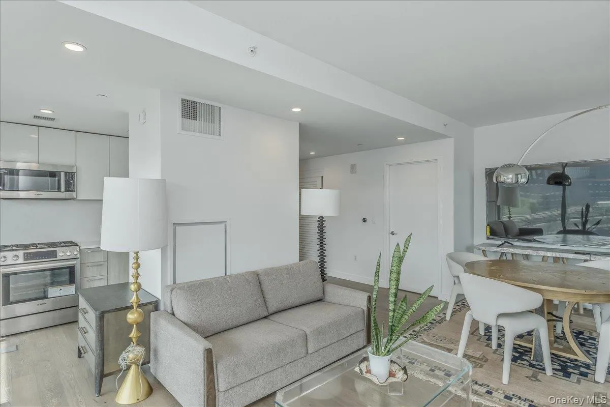 13103 40th Road, New York, NY, 1 Bedroom Bedrooms, 5 Rooms Rooms,1 BathroomBathrooms,Residential,For Rent,40th,0,1011435 13103 40th Road, New York, NY, 1 Bedroom Bedrooms, 5 Rooms Rooms,1 BathroomBathrooms,Residential,For Rent,40th,0,1011435