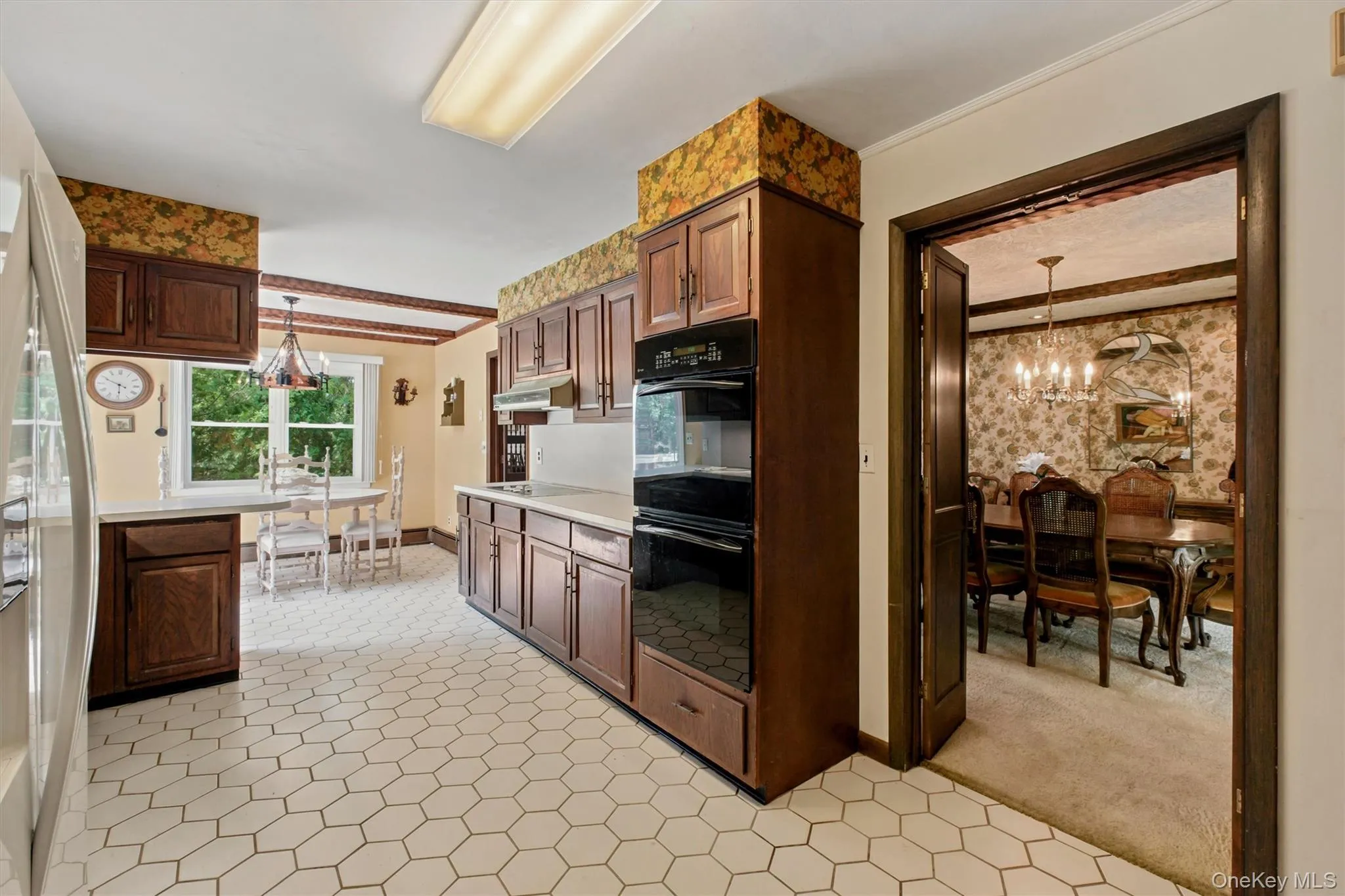 Great cabinet & counter space, double oven. Great cabinet & counter space, double oven.