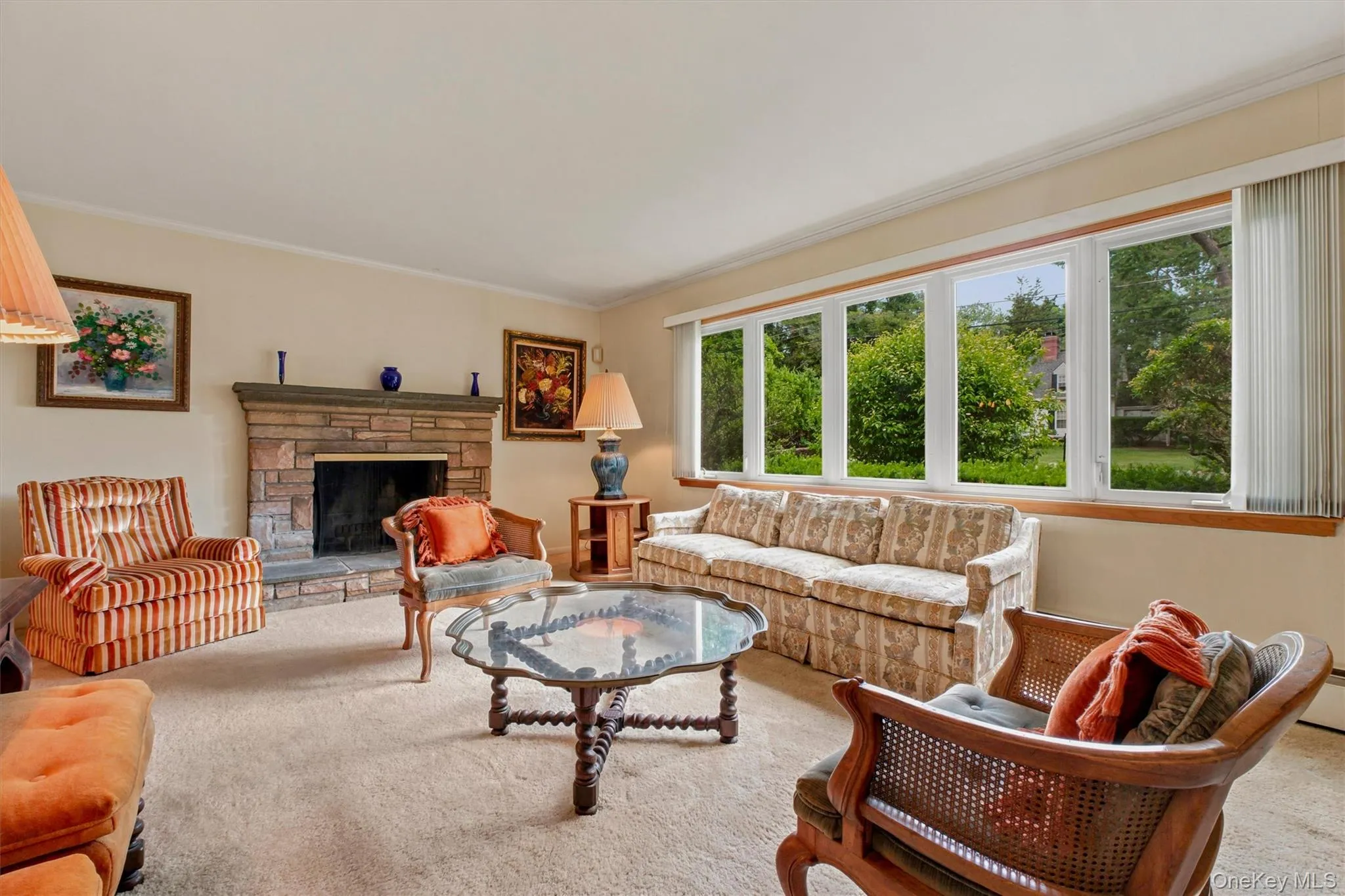 Large livingroom w/wood-burning fireplace. Windows in good condition. Large livingroom w/wood-burning fireplace. Windows in good condition.