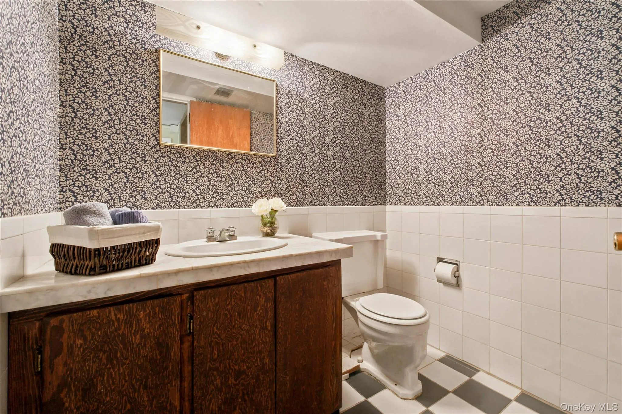Large half bath in lower level. Large half bath in lower level.