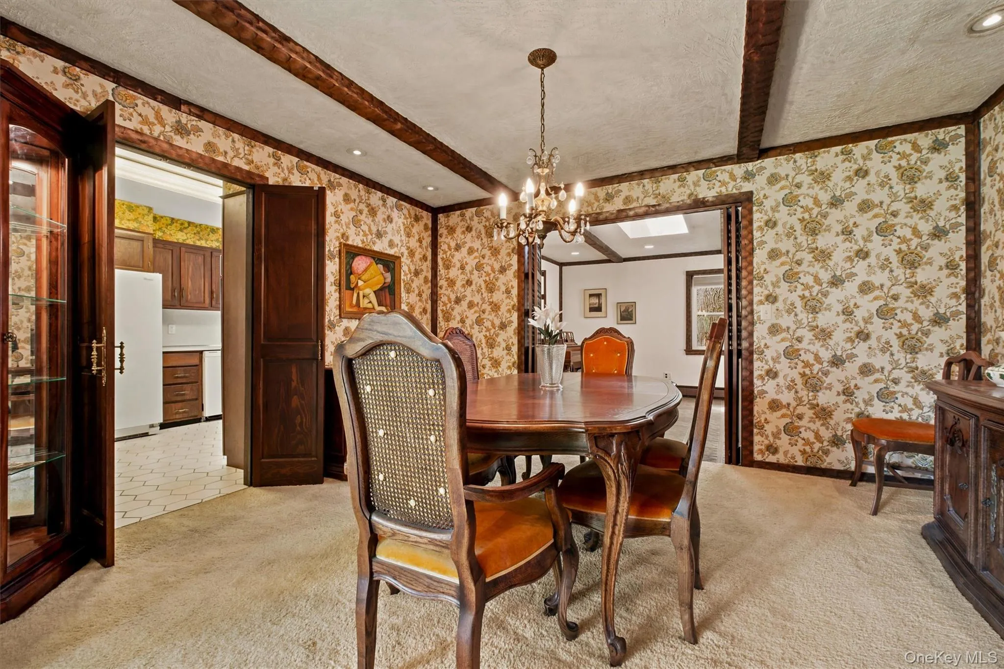 Formal diningroom w/beamed ceilings Formal diningroom w/beamed ceilings
