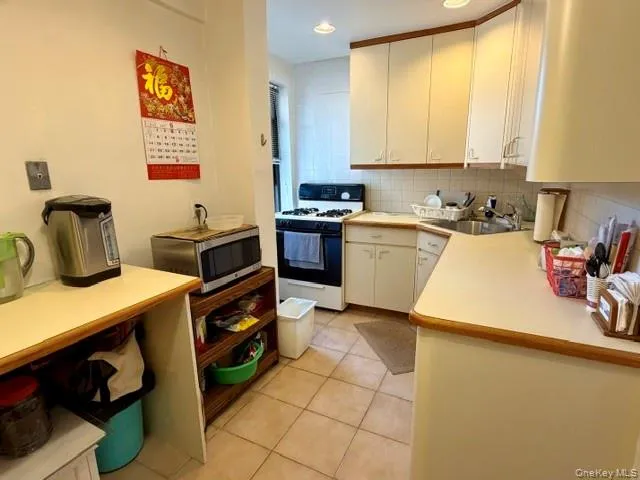 213-02 75th Avenue, New York, NY, 2 Bedrooms Bedrooms, 4 Rooms Rooms,1 BathroomBathrooms,Residential,For Rent,75th,0,1011497 213-02 75th Avenue, New York, NY, 2 Bedrooms Bedrooms, 4 Rooms Rooms,1 BathroomBathrooms,Residential,For Rent,75th,0,1011497