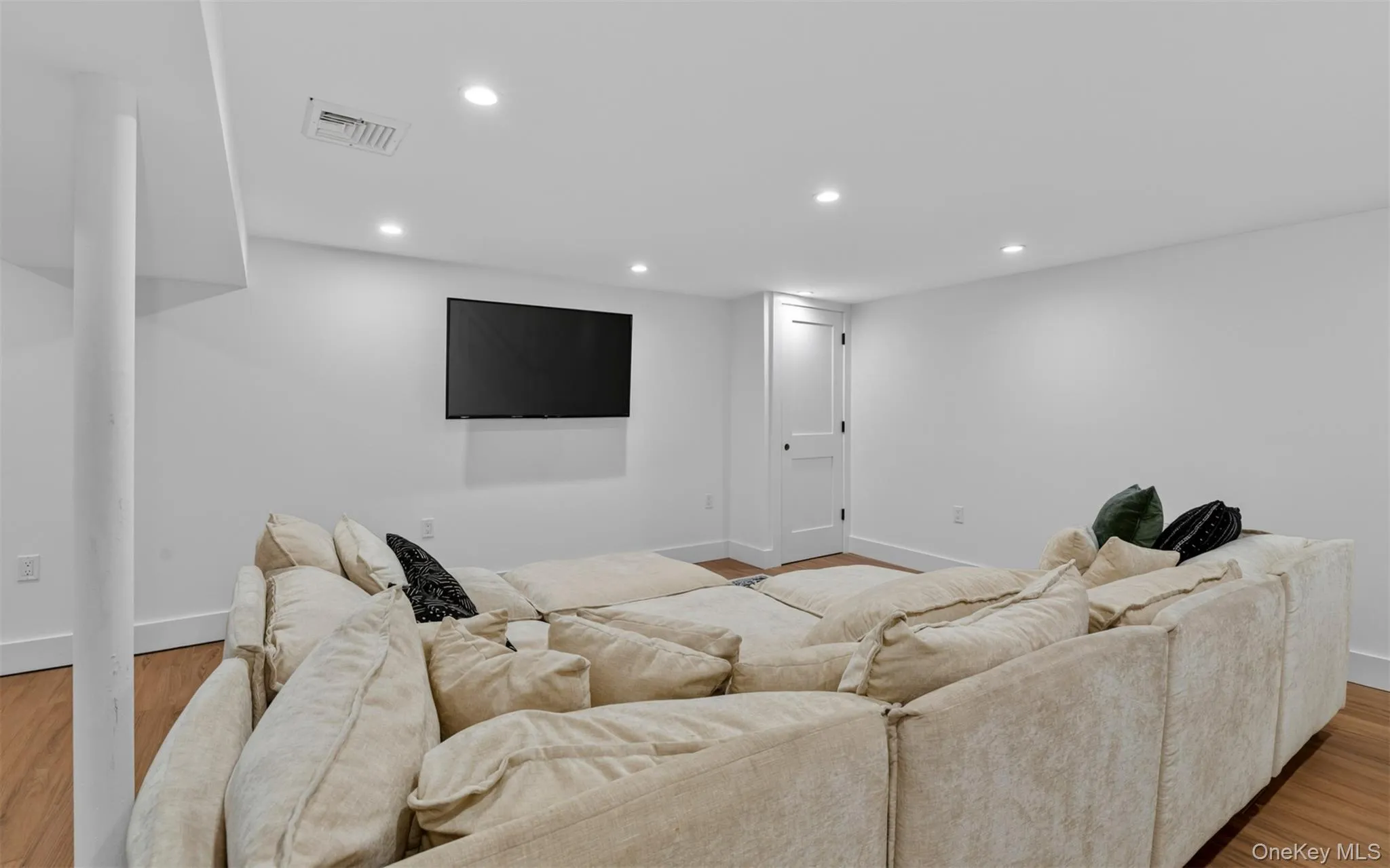 1 Aspen Avenue, Huntington, NY, 4 Bedrooms Bedrooms, 11 Rooms Rooms,3 BathroomsBathrooms,Residential,For Rent,Aspen,0,1011515 1 Aspen Avenue, Huntington, NY, 4 Bedrooms Bedrooms, 11 Rooms Rooms,3 BathroomsBathrooms,Residential,For Rent,Aspen,0,1011515