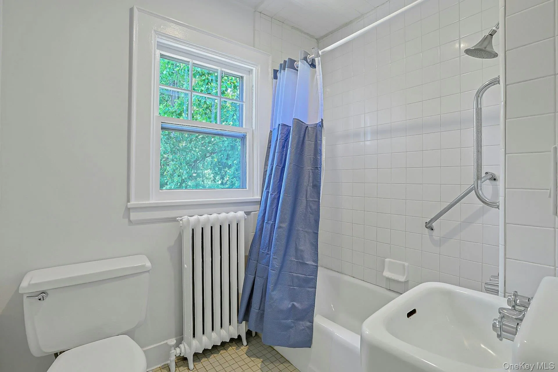 Nice to have a window in the full Bathroom Nice to have a window in the full Bathroom