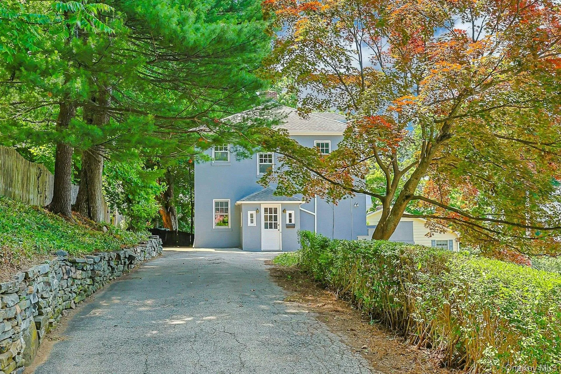 Long approach provides ample parking for guests when entertaining Long approach provides ample parking for guests when entertaining