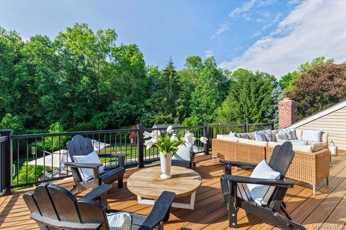 Overlooking your dream backyard! Overlooking your dream backyard!