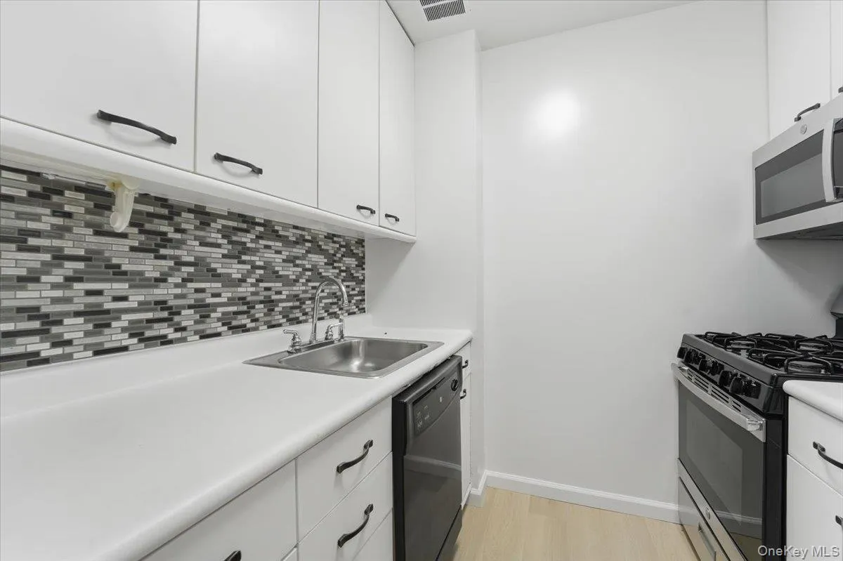 350 50th Street, New York, NY, 1 Room Rooms,1 BathroomBathrooms,Residential,For Rent,50th,0,1011584 350 50th Street, New York, NY, 1 Room Rooms,1 BathroomBathrooms,Residential,For Rent,50th,0,1011584