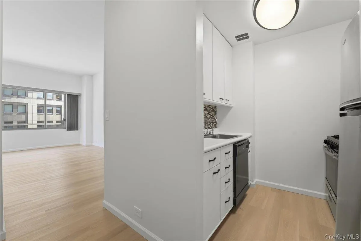 350 50th Street, New York, NY, 1 Room Rooms,1 BathroomBathrooms,Residential,For Rent,50th,0,1011584 350 50th Street, New York, NY, 1 Room Rooms,1 BathroomBathrooms,Residential,For Rent,50th,0,1011584
