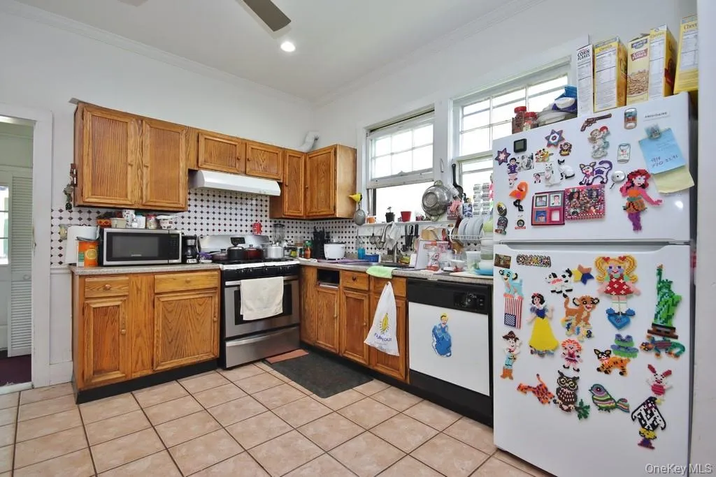 Kitchen has stainless stove Kitchen has stainless stove