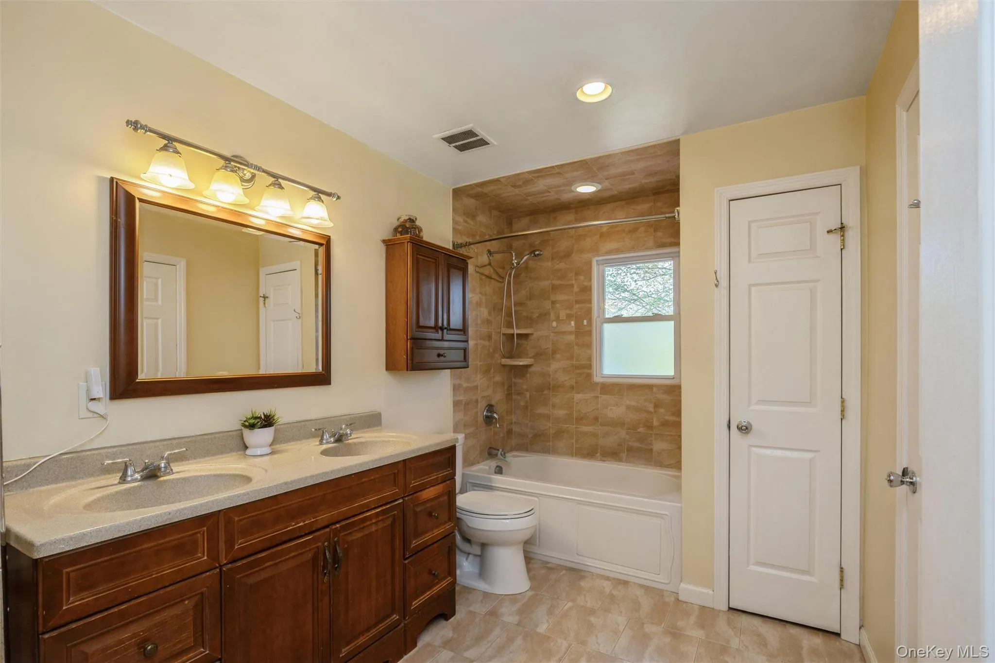 5 Highpoint Drive, Huntington, NY, 4 Bedrooms Bedrooms, 8 Rooms Rooms,2 BathroomsBathrooms,Residential,For Rent,Highpoint,0,1011600 5 Highpoint Drive, Huntington, NY, 4 Bedrooms Bedrooms, 8 Rooms Rooms,2 BathroomsBathrooms,Residential,For Rent,Highpoint,0,1011600