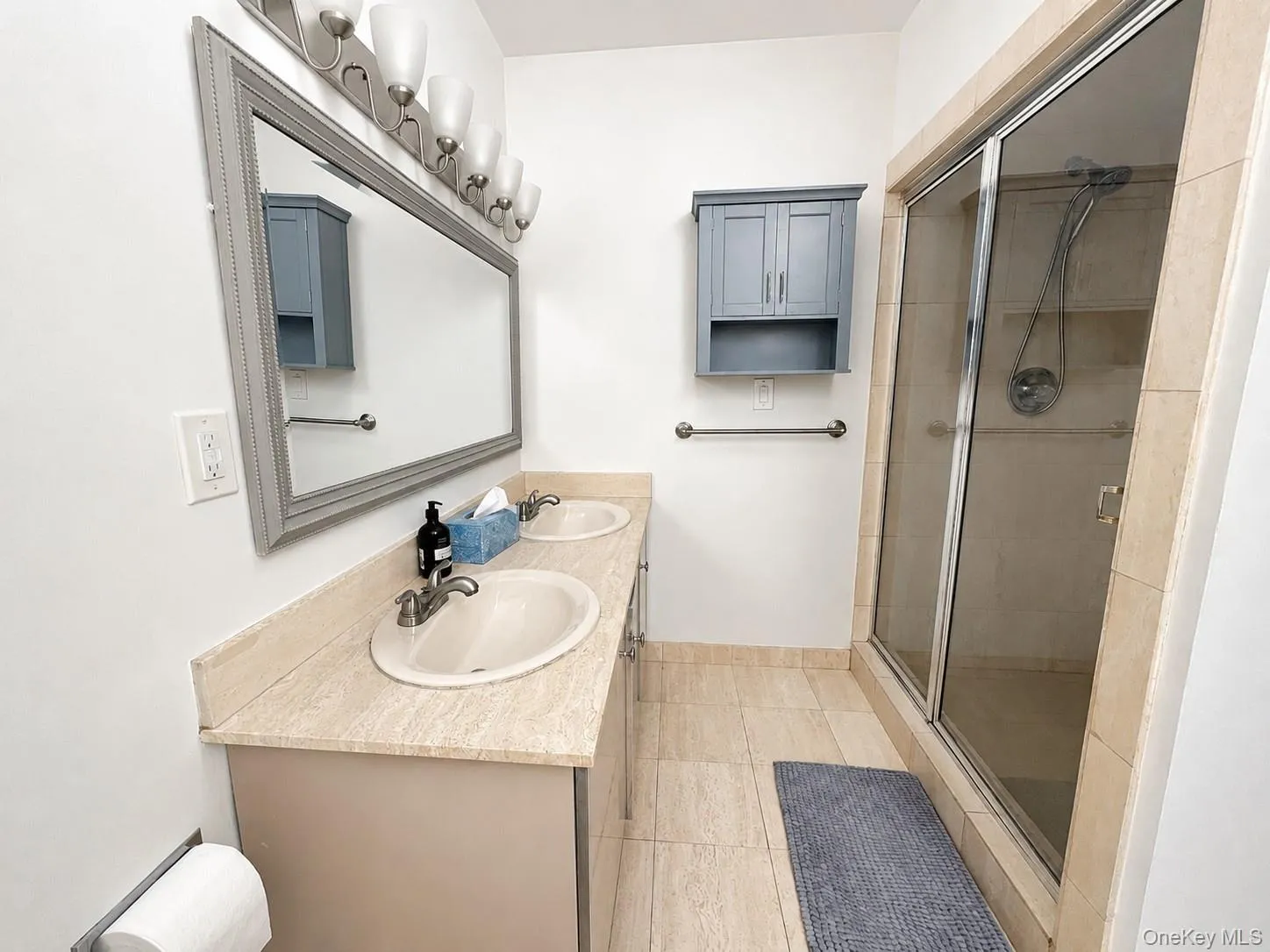Double vanity/shower and jacuzzi bath Double vanity/shower and jacuzzi bath