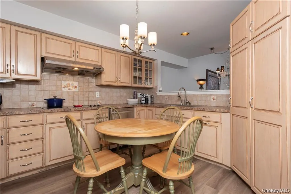 Eat-in-kitchen Eat-in-kitchen