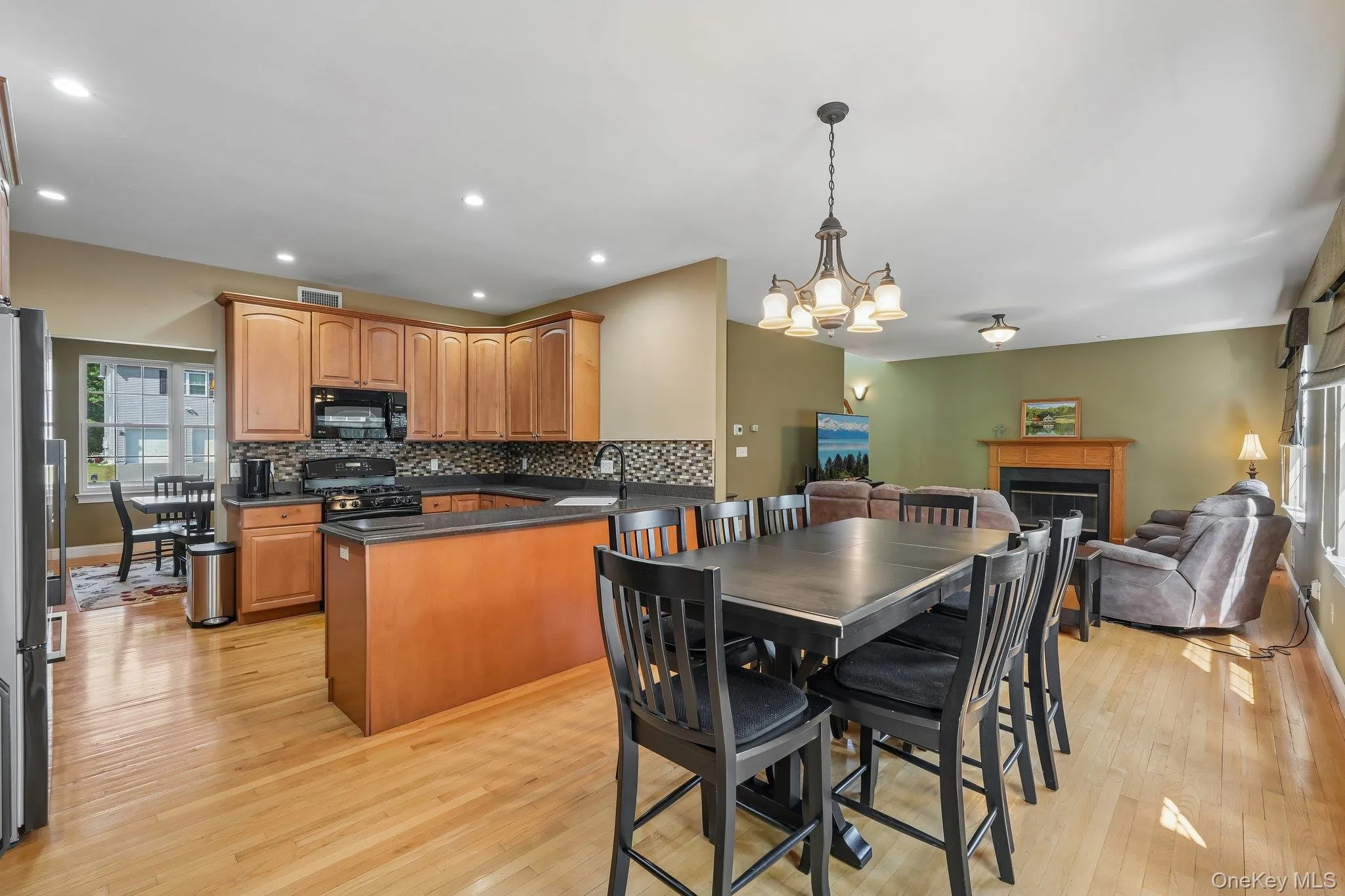 Efficient style kitchen with corian ocunter tops and maple cabinets. Efficient style kitchen with corian ocunter tops and maple cabinets.