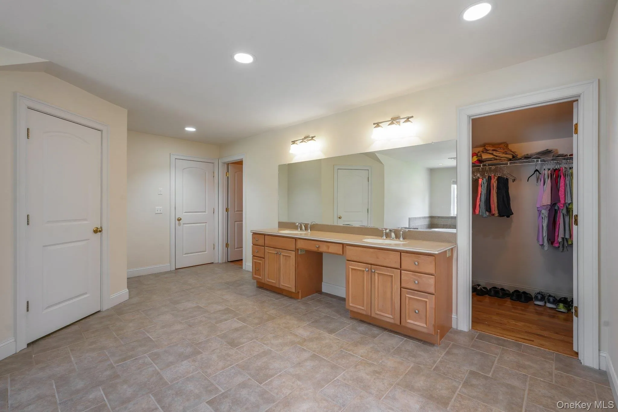 Primary bathrooom has linen closet and his&hers walk in closets. Primary bathrooom has linen closet and his&hers walk in closets.