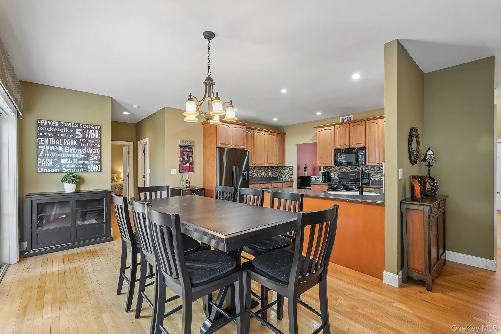Kitchen eating area. Kitchen eating area.