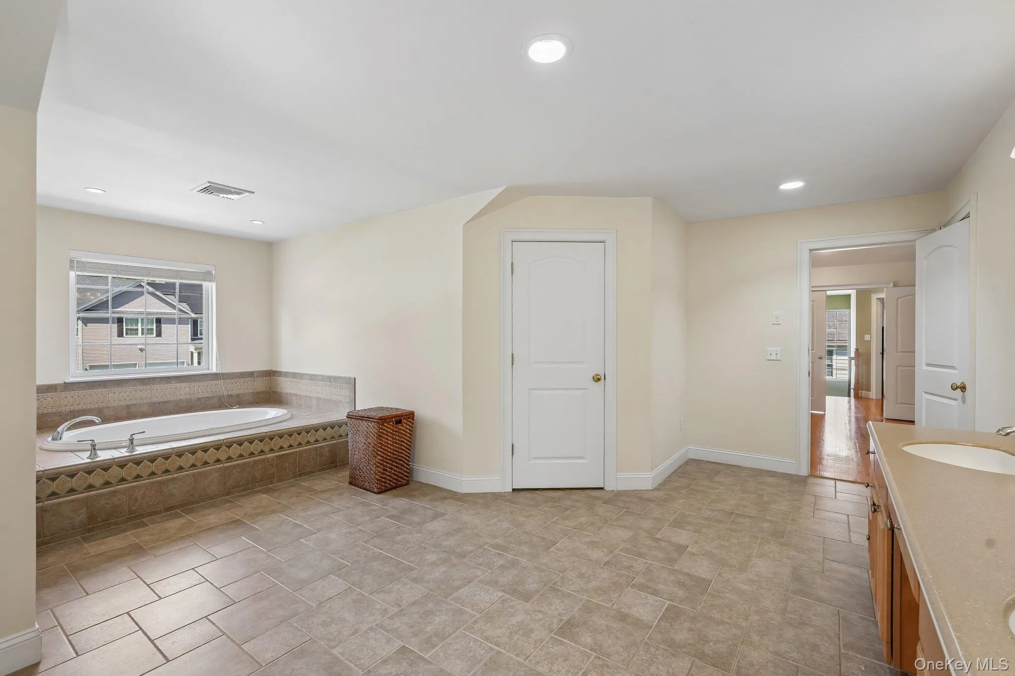 Primary bathrooom has linen closet and his&hers walk in closets. Primary bathrooom has linen closet and his&hers walk in closets.